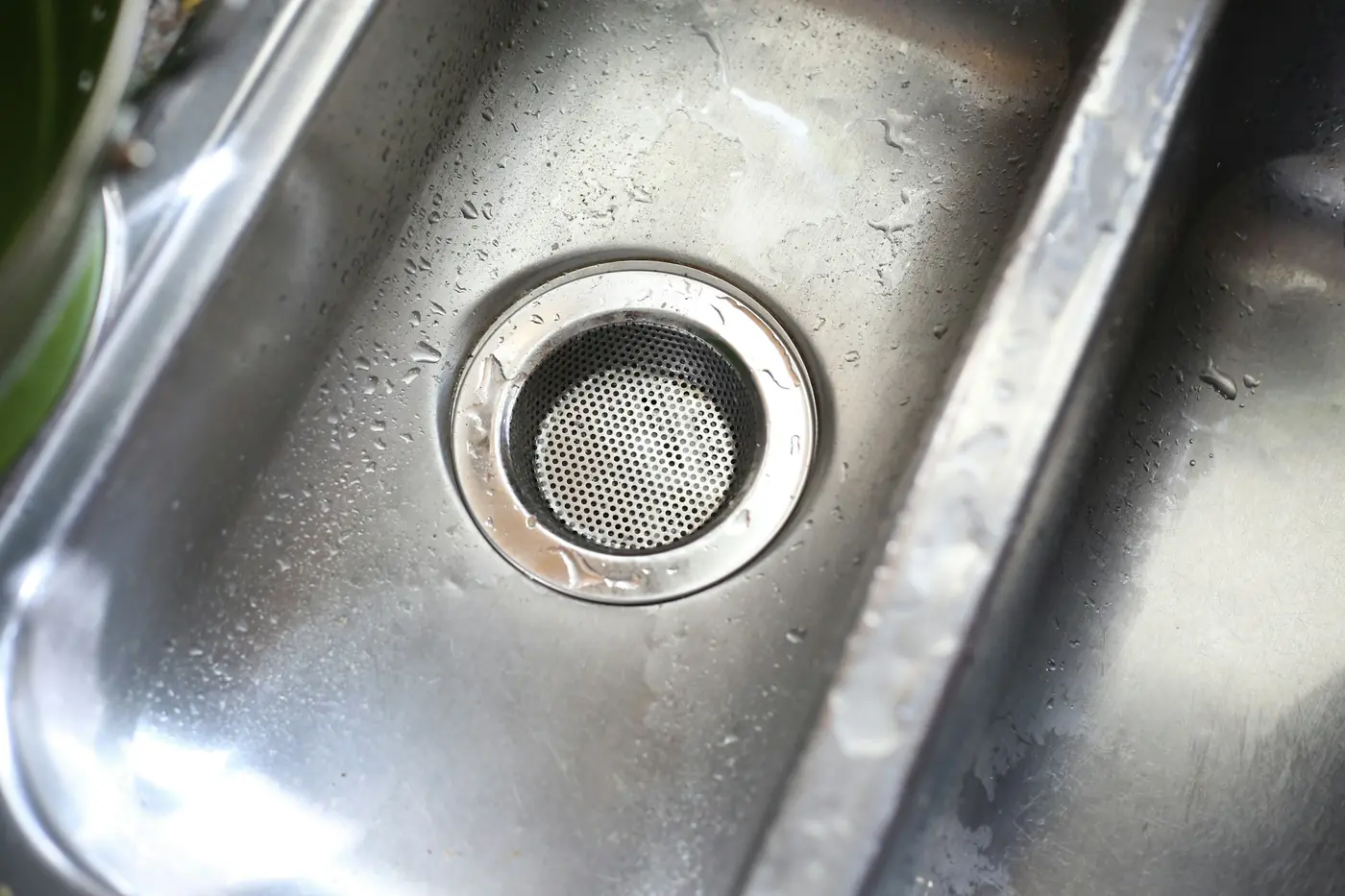 Stainless steel sink basin with a mesh drain strainer